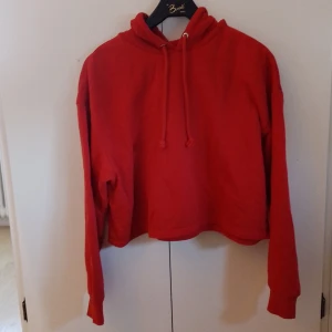 Röd Cropped Hoodie Från H&M  - Röd cropped hoodie från Divided H&M. Använd ganska få gånger men fått av en kompis.  Katt finns i hemmet