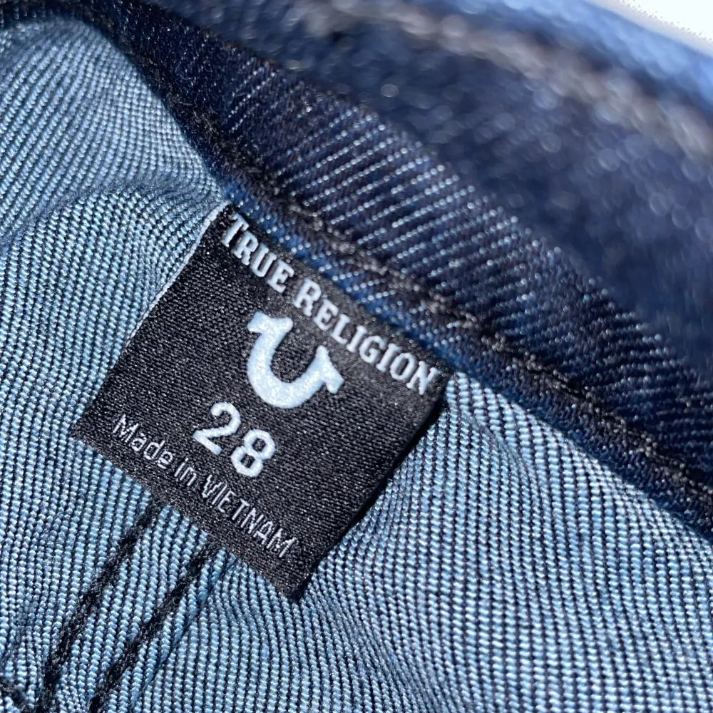 Säljer ett par snygga svarta jeans från True Religion i storlek 28. De har en klassisk design med en mörk tvätt och är i mycket bra skick. Perfekta för både vardag och fest! 🖤. Jeans & Byxor.