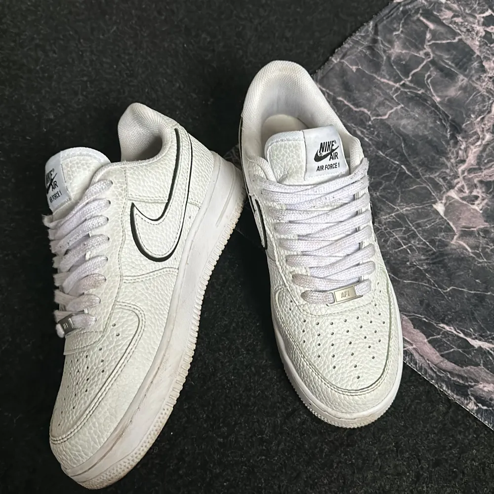 Säljer ett par klassiska vita Nike Air Force 1 i mycket bra skick. De har en stilren design med snörning och är tillverkade i skinn. Perfekta för både vardag och fest! Storlek 40 men kan passa för 41 oxå. Använda fåtal gånger. Skor.