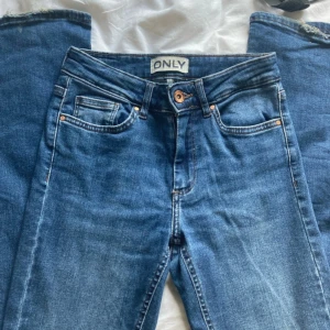 Lågmidjade blåa jeans från ONLY - Säljer ett par snygga blå jeans från ONLY. Perfekta för vardagsbruk och kan matchas med nästan vad som helst. Nypris 599kr