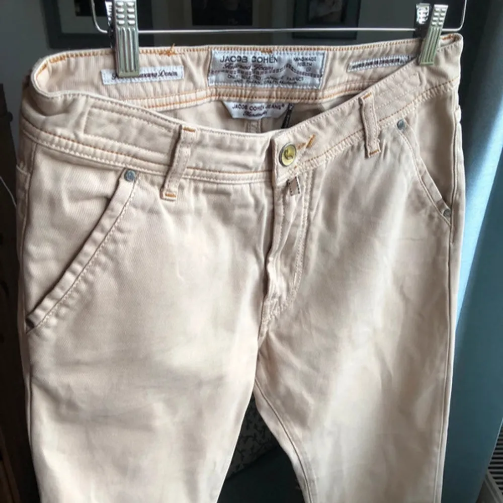 Byxor storlek 34, mycket (!) bra skick. Färgen är varm beige, 100% bomull. Längd 98, midja 44, höfter 54 cm. Jeans & Byxor.