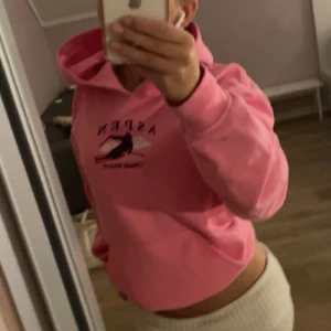 Rosa hoodie - Säljer en superfin rosa hoodie från hm! Den är lite oversized och har en cool logga på framsidan. Perfekt för en avslappnad stil och passar bra till både jeans och mjukisbyxor. Den är i bra skick och redo för ny ägare! 💖