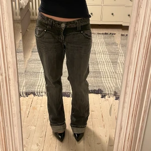 Lågmidjade jeans - Ascoola lågmidjade jeans med läderdetaljer från jean paul gaultier :) Är storlek 31 men passar bra på mig som vanligtvis har xs/s storlekar.