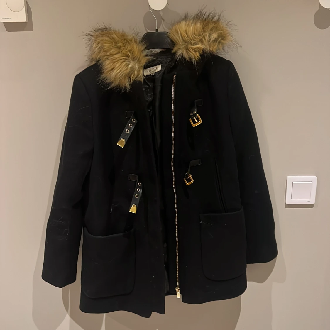 Svart kappa med fuskpäls från Eva Rosa - 91