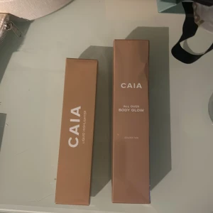 CAIA Liquid Highlighter och Body Glow - Nypris 825kr för båda. ENDAST TESTAD 1 GÅNG!! Säljer två produkter från CAIA: en Liquid Highlighter och en All Over Body Glow. Perfekta för att ge huden en strålande och glödande finish. Kommer i snygga förpackningar och är idealiska för både vardag och fest. Perfekt för att framhäva dina bästa drag!