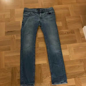 Blå jeans från Prada - Säljer ett par snygga blå jeans från Prada i tapered fit. De har en klassisk femficksdesign och knappar med Prada-logga. Nypris ca 12,000. Vid funderingar är det bara att skriva! Priset är ej hugget i sten. Är även öppen för byten!