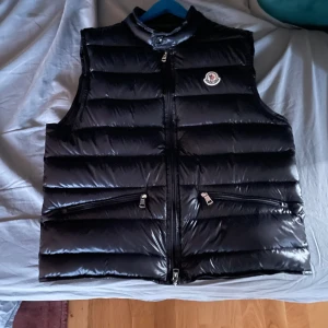Moncler väst - Tvärfet moncler väst! Västen är äkta💯 Storlek 2/M. Pris går att diskutera. Tveka inte på att höra av dig vid minsta fundering! Mvh August