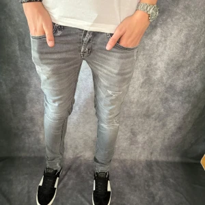 DONDUP GEORGE JEANS  - // Dondup George jeans | storlek w31, benlängd: 100cm, midjemått: 39cm | Nypris runt 4000 | Kontakta för fler frågor eller funderingar // Deluxecloset 