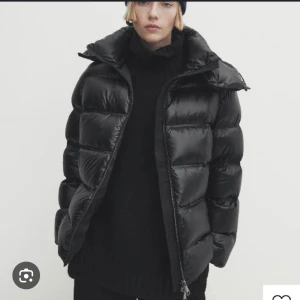 Massimo dutti vinter jacka  - Intresse koll!! Inte säker på om jag vill sälja precis nu men för rätt pris så kanske. Svart Massimo dutti jacka. Använd några gånger bara så jätte bra skick. Storlek xs men den ä stor i storleken. 