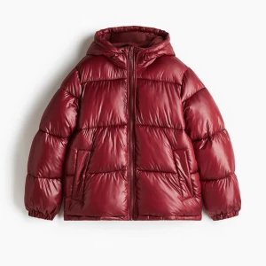 Vinröd pufferjacka - Säljer denna snygga jackan från hm i nyskick, med lappar kvar💗💗