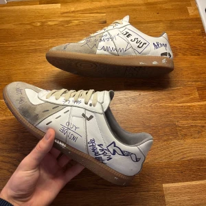 Sällsynta Maison Margiela gats - Säljer ett par unika limited edition Maison Margiela i vitt och grått som inte säljs längre. De har även en skada på höger av skon, fråga om ni vill ha bilder på skadan