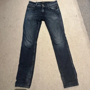Blå jeans från Replay - Säljer ett par snygga blå jeans från Replay i bra skick. De har en klassisk femficksdesign och en bekväm passform. Perfekta för både vardag och fest! 🕺storlek 29/32 men sitter som 30/32 