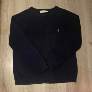 Mörkblå tröja från Yves Saint Laurent - Storlek Small, men passar även size Medium. Säljer en snygg mörkblå tröja från Yves Saint Laurent i 100% bomull. Den har en liten broderad logga på bröstet och ribbade kanter vid ärmslut och nederkant. Perfekt för både höst och vinter. Passar till både vardag och fest!  💙ställ gärna frågor! Svarar alltid!