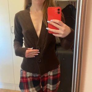 Tight cardigan  - Nyskick!Säljer en snygg brun kofta med djup v-ringning och sånt trendigt ribbad mönster runt bara midja och ärmar. Passar både till vardags och lite finare tillfällen. 🧥✨