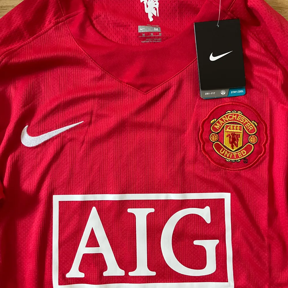 Säljer en Ronaldo 7 Manchester United tröja.                 ✅ Nytt skick,  📏 Storlek M  📦 Snabb leverans    • Om du har några frågor, skicka gärna ett privat meddelande :)  . Sportswear.