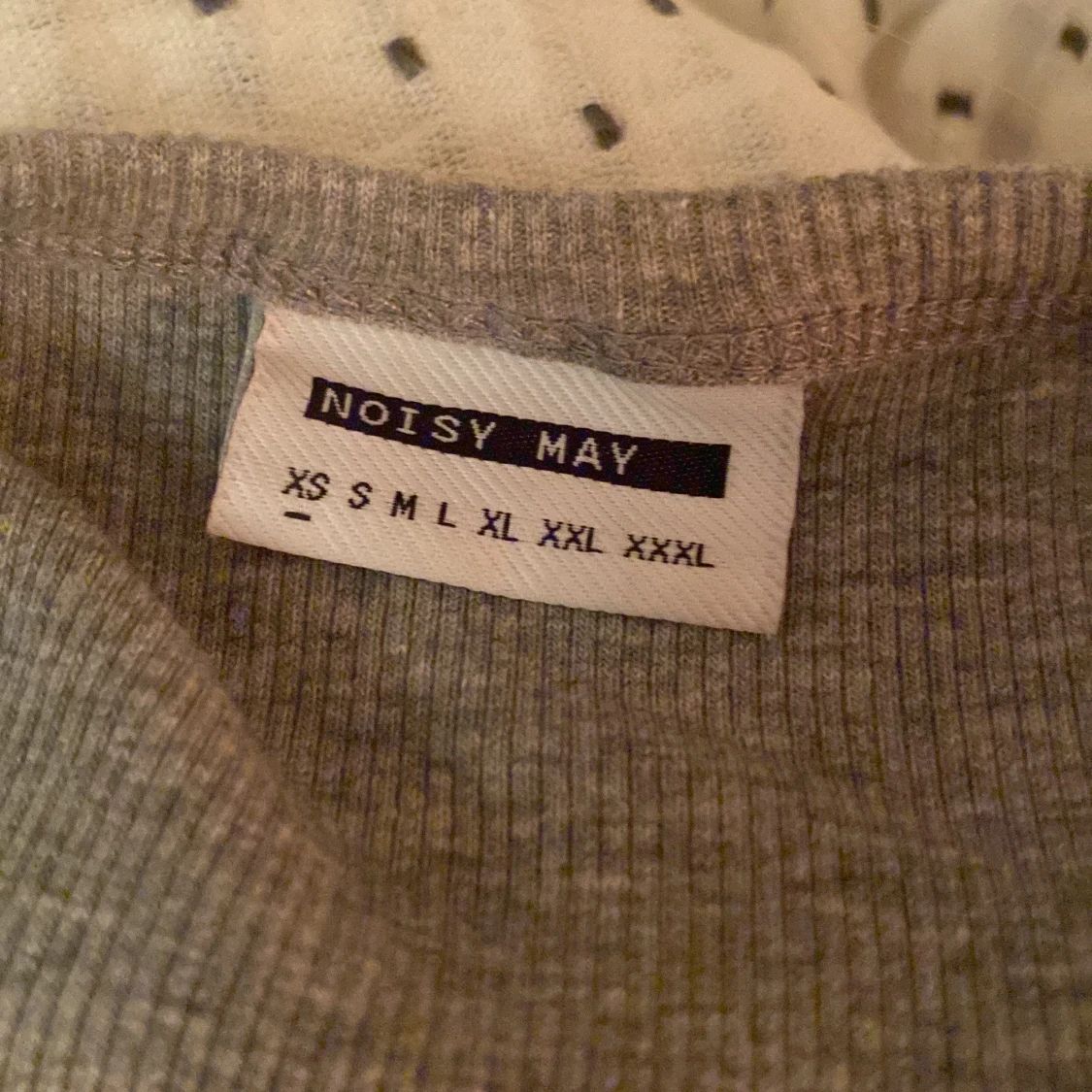 Grå ribbad tröja från Vera Moda  - 92