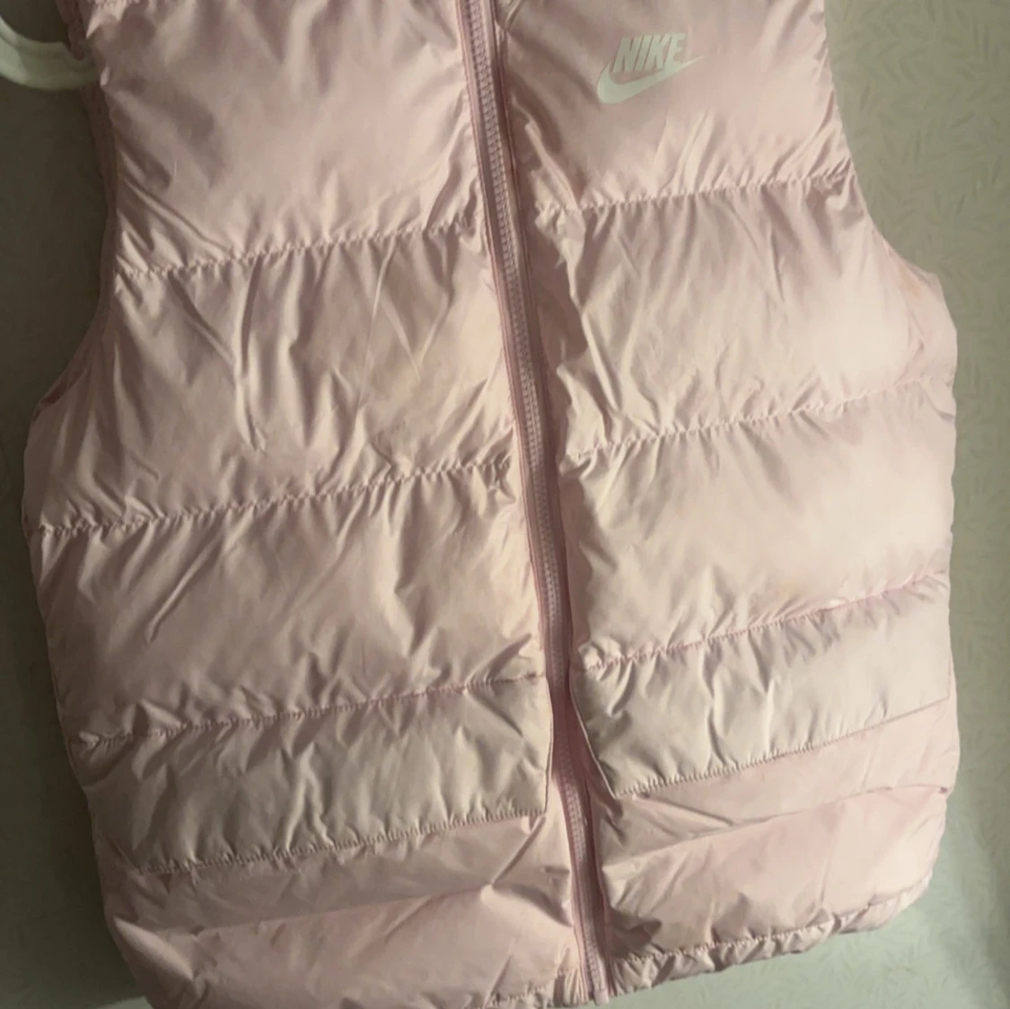 Rosa dunväst från Nike