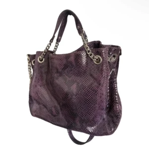 Michael kors väska - Säljer en snygg MK lila axelväska  med ett coolt ormmönster. Väskan har silverfärgade kedjedetaljer och flera praktiska fack inuti. Perfekt för både vardag och fest! 👜✨ MÅTT:  bredd 25cm , höjd 38cm , djup 12cm (ej inräknat m banden) 