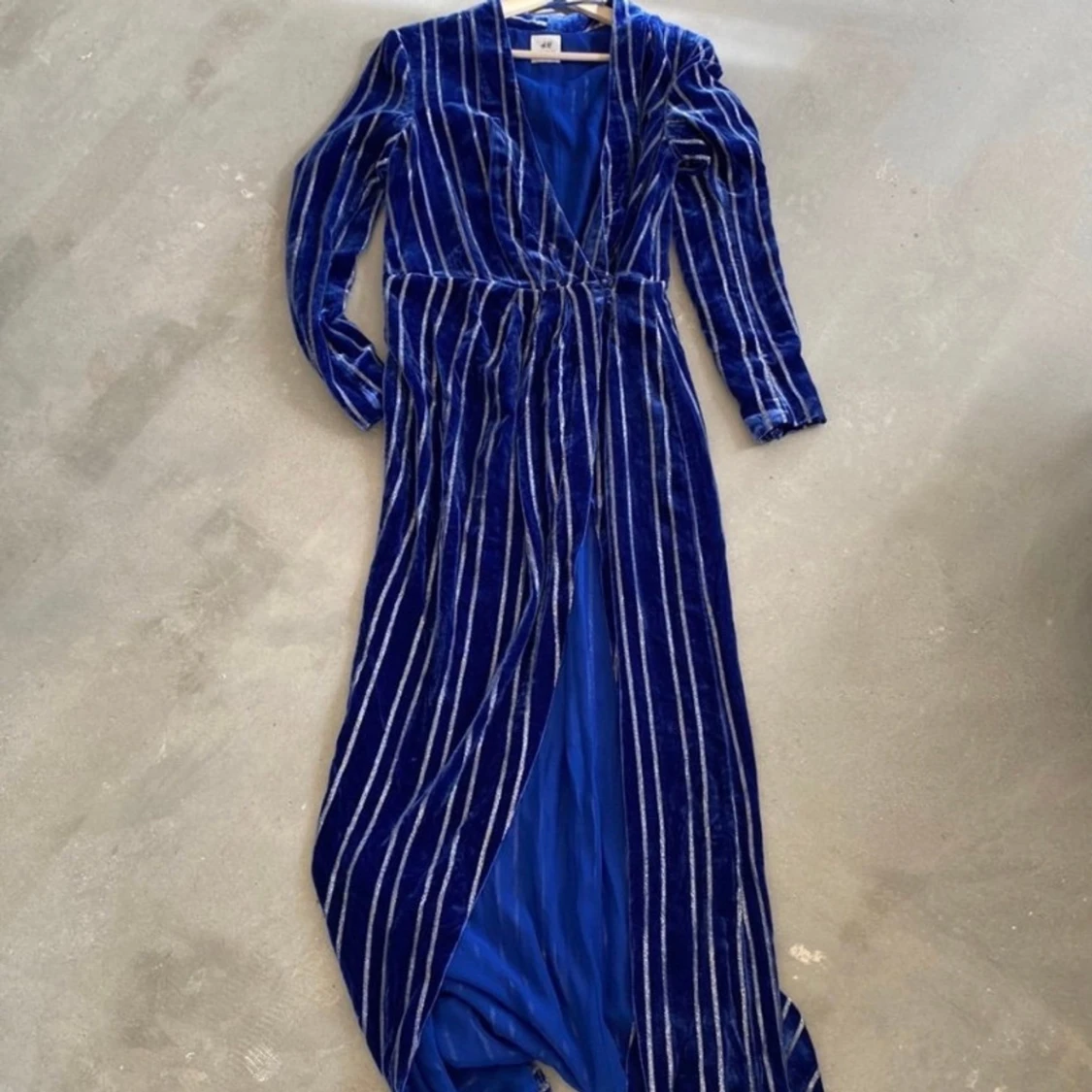 Blå långklänning från H&M Studio