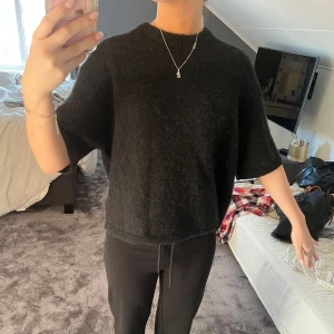 Svart stickad tröja - Från Gina 