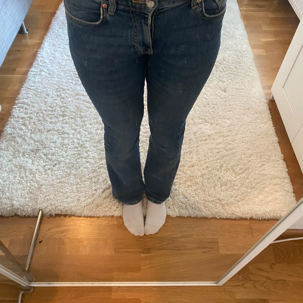 Säljer ett par snygga blå bootcut jeans från Perfect Jeans Gina tricot i storlek 34. De har en klassisk femficksdesign och är i bra skick. Väldigt sköna o till o me lite stretchiga i materialet. Sjukt snygga perfekta för både vardag och fest! Jag som har på mig dom är 162 cm lång och  jeansen sitter  under naveln på mig👖✨Köpte jeansen för 499kr. Jeans & Byxor.