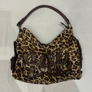 Väska - Supersnygg rymlig (rymmer dator) leopardmönstrad axelväska i y2k-stil🤩inga uppenbara defekter förutom att dragkedjan är sönder men det finns ett fack i mitten där man kan lägga värdesaker!