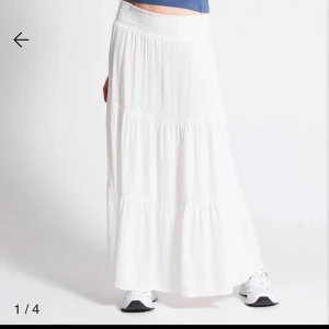 Vit långkjol från 157 - Superfin vit långkjol från 157 i storlek XS. Kjolen har en stretchig midja. Kjolen är aldrig använd men har inte kvar prislapp.