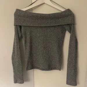 Grå offshoulder tröja från Pull&Bear - Säljer en snygg grå offshoulder tröja från Pull&Bear. Den är stickad och har långa ärmar, perfekt för höst och vinter. Tröjan är i bra skick och passar både till vardags och fest. Superbekväm och stilren!
