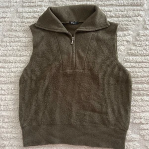 Väst - Stickad väst från Gina Tricot, Storlek S, perfekt till hösten/vintern. Normal i storlek