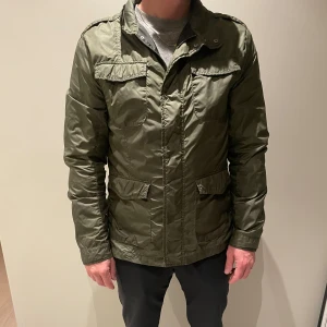Field jacket grön L - Säljer en snygg grön Felid jacket  i 8/10 skick inga skador 1-3 dagar frakt 🚚 .