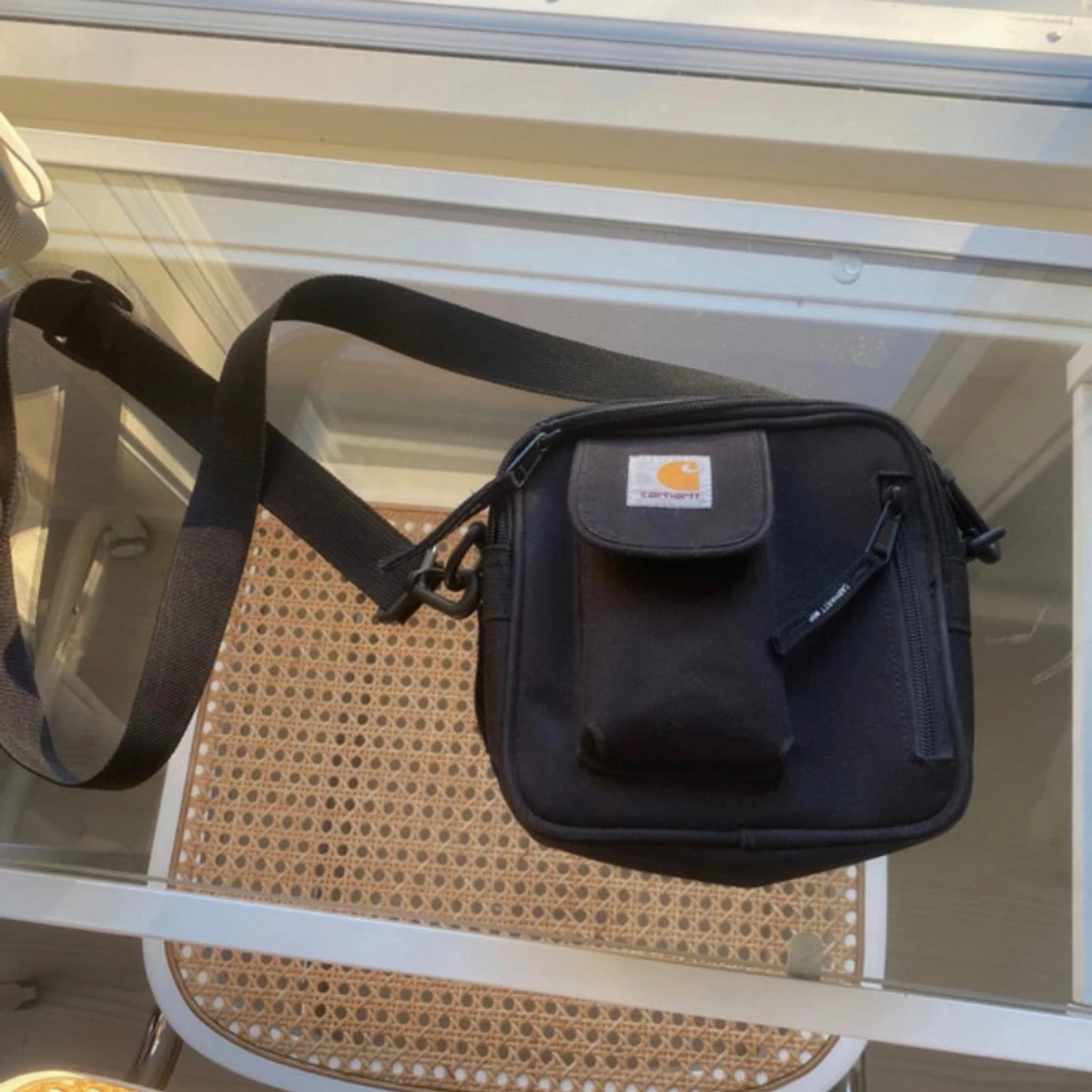 Svart axelväska från Carhartt