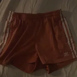 Säljer ett slags rosa färg adidas shorts, liten fläck som knappts syns står inte storlek men skulle säga xs eller S