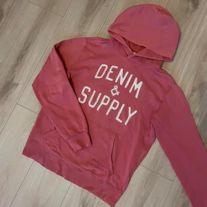 Ralph Lauren hoodie  - Säljer en Denim & Supply hoodie från Ralph Lauren! Hoodien är i storlek S! Färg: korall! Hör av dig om du har frågor!