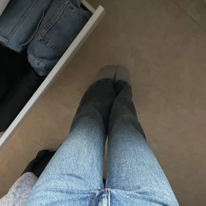 Blå jeans från ONLY - Säljer ett par snygga blå jeans från ONLY i storlek S. De är knappt använda så de är i mycket bra skick! 