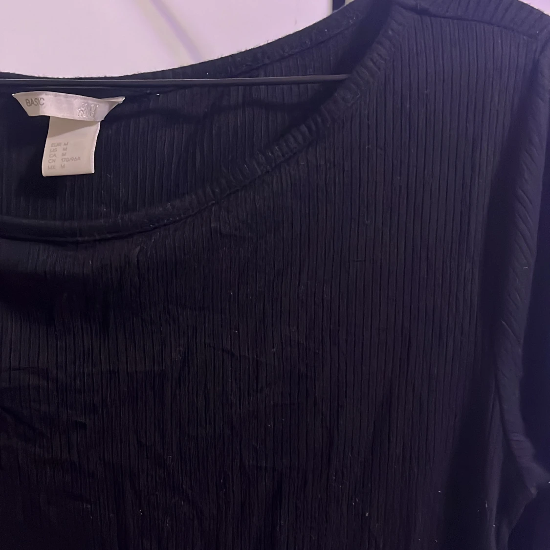 Svart ribbad klänning från Basic - 90