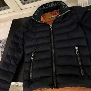 Parajumper jacka  - Hej, säljer nu min parajumper jacka då jag inte använder den längre, den är i storlek S, passar även dom som har storlek M,den är använd 1 gång, hör av er för mer bilder!