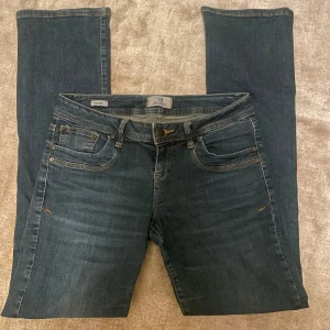 Mörkblå jeans från LTB  - Säljer dessa snygga mörkblåa LTB jeans i storlek 28/32