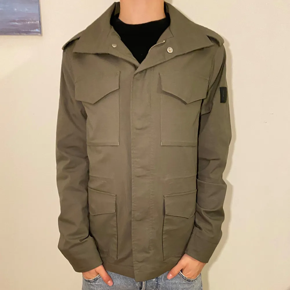 Riktigt snygg Field jacket från Pierre Cardin. Storlek på jackan är S, jackan är i nyskick 10/10 finns inga defekter. Nypris: ca 3000 mitt pris:800. Hör av er vid frågor och funderingar!. Jackor.