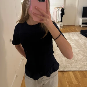 Mörkblå smocktopp - Säljer en superfin mörkblå smocktopp i storlek 158/164. Toppen har korta ärmar och en smickrande passform med smockdetaljer. Aldrig använt, Perfekt för både vardag och festliga event!🥰