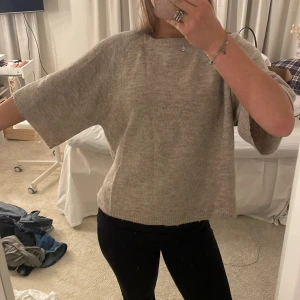 Beige stickad tröja från 157 - Mysig beige stickad tröja från 157 i storlek S. Perfekt för kyliga dagar med sin bekväma passform och kortärmade design. Enkel och stilren, passar till det mesta i garderoben. 🧶