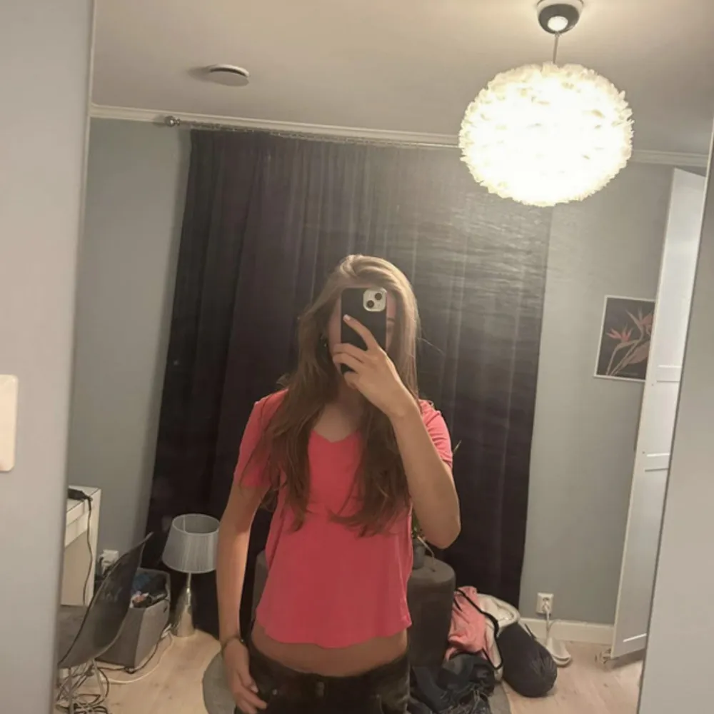 Säljer en snygg rosa t-shirt från MNG i storlek s. Den har en v-ringad hals och korta ärmar, perfekt för en avslappnad stil. T-shirten är i bra skick och passar utmärkt till både vardag och festliga tillfällen.. Yläosat.