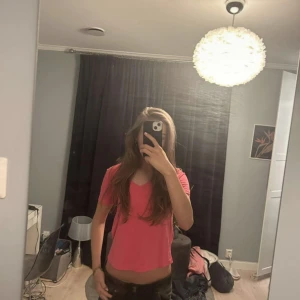 Rosa t-shirt från MNG - Säljer en snygg rosa t-shirt från MNG i storlek s. Den har en v-ringad hals och korta ärmar, perfekt för en avslappnad stil. T-shirten är i bra skick och passar utmärkt till både vardag och festliga tillfällen.