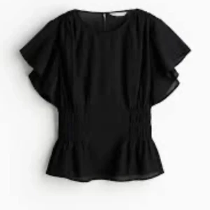 Svart blus med volangdetaljer - Snygg svart blus från hm som aldrig kommer till användning🥰