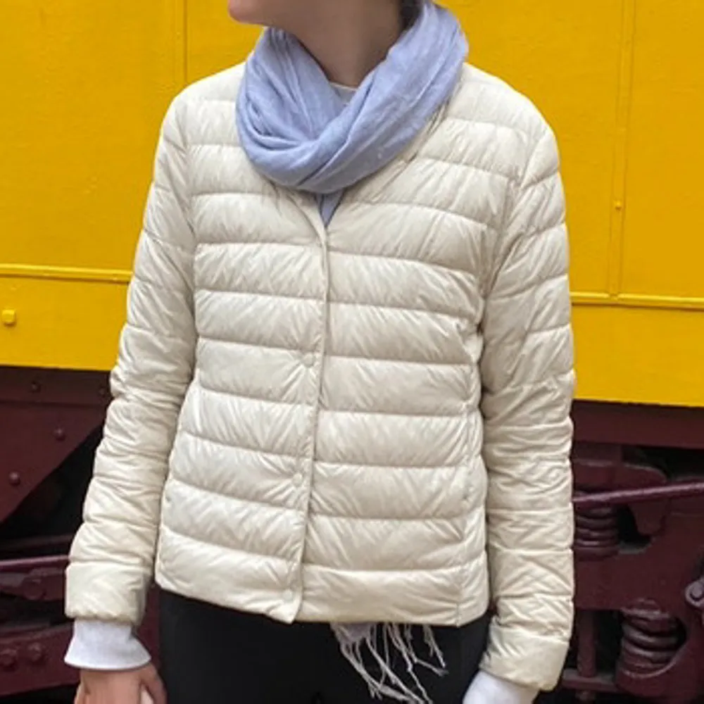 Säljer en superlätt och stilren beige dunjacka från Uniqlo. Jackan är i mycket bra skick och har en normal passform. Den är både varm och bekväm, idealisk för lager-på-lager-stil.. Takit.