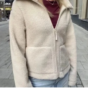  teddyjacka - mysig beige teddyjacka, den är helt ny prislappen är kvar.💞