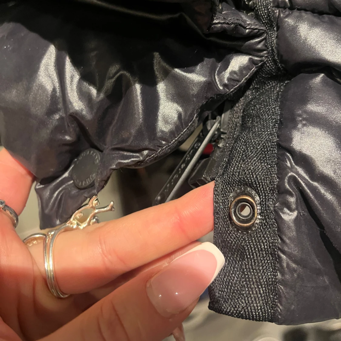 Svart glansig dunjacka  - 93