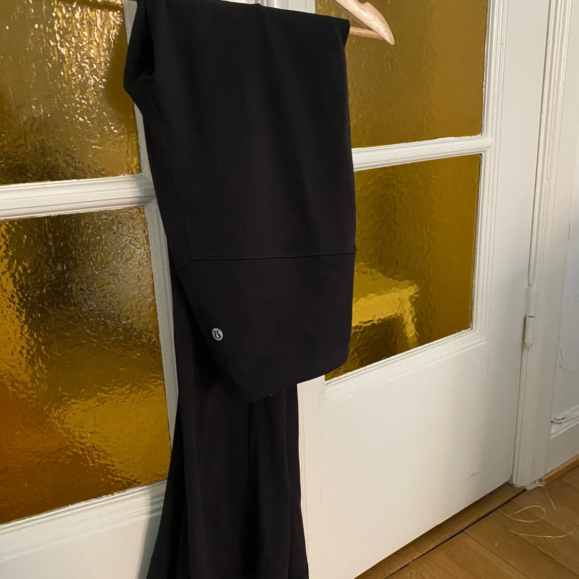 Svarta bootcut leggings från Lululemon - 93