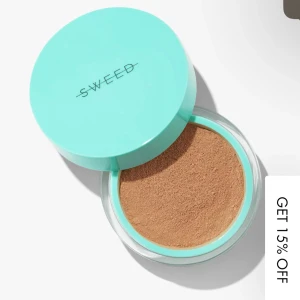 Mineralpuder från Sweed - Sweed mineralpuder. Pudret är fritt från talk och bismuth oxychloride, vilket gör det skonsamt och låter huden andas hela dagen. Berikat med vitaminer och mineraler för en närande och ren känsla. Ger en glow och blur-effekt, perfekt för en naturlig look. I färgen Tan. Använd 1-2ggr. Passar inte mig. Nypris 480kr