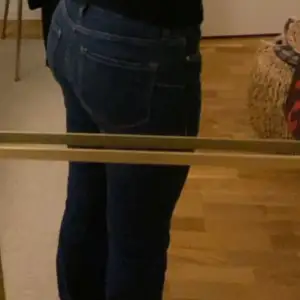 Säljer dessa skit snygga jeans från Zara som är bootcut och lågmidjade strl 38 passar även de som har 36 och 40 då dom sätter sig väldigt bra efter sin kropp😊