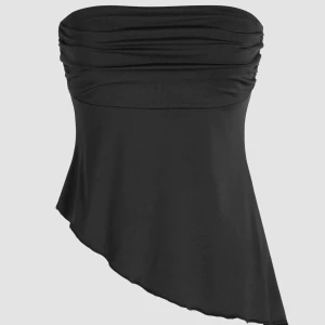 Svart asymmetrisk tubtopp - Snygg svart tubtopp med asymmetrisk design. Perfekt för en utekväll eller fest. Toppen är axelbandslös och har en elegant drapering framtill. Materialet är mjukt och följsamt, vilket ger en bekväm passform. Använd en gång!
